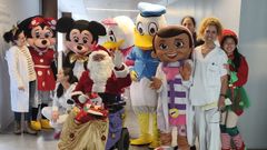Somos Unidos por el C�ncer visit� en Nochebuena varios servicios del hospital de Lugo acompa�ados de Pap� Noel y los mu�ecos Disney.