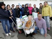 Los participantes en la iniciativa posaron con los alimentos. 