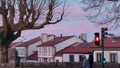 Abrigados, pero admirando el amanecer. As arrancaron el da muchos vecinos de Santiago