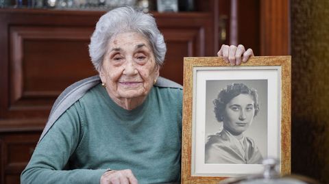 Florina Garc�a, en una foto de marzo del 2025, junto a un retrato de su juventud.