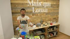 Gustavo Prado, de M�is que louza (en la praza da Mah�a, 6), explica que vuelven a recoger vajilla y utensilios de cocina donados hasta el d�a 1 de septiembre porque as� se lo demandaban los vecinos. �En vez de tirar todo iso podemos darlle unha segunda e ata una terceira vida. Pero � preciso que non estean rotas e se poidan reutilizar�, dice.