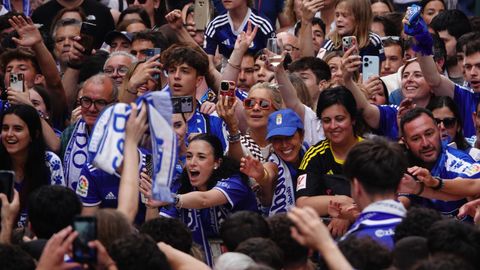 Cientos de personas durante la celebraci�n del ascenso a Primera Divisi�n del Real Oviedo