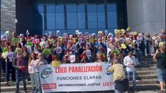 Funcionarios de justicia se manifiestan a las puertas del Palacio de Justicia de Gij�n