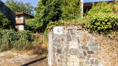 La casa-museo de la <span lang= gl >Rexoubeira de Bergantios</span>, Asuncin Antelo, est comida por la maleza