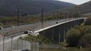 Un viaducto del AVE con los postes de la catenaria instalados