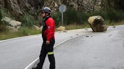 Cae una roca de grandes dimensiones sobre el vial de acceso desde Bai�n a la circunvalaci�n del puerto