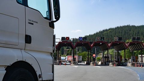 Imagen de archivo de un camionero llegando a un peaje de una autopista espa�ola. 