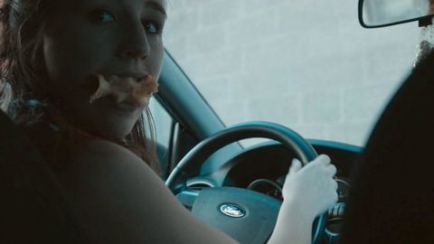 A actriz Cris Iglesias encarna a Luc�a, unha moza de 25 anos que vai buscar ao seu irm�n ao conservatorio