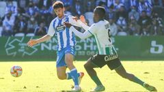 El deportivista Jaime y el racinguista Cedric en un lance del encuentro de la primera vuelta disputado en Santander