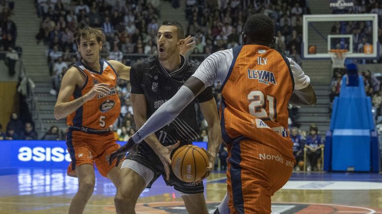 Kravic, ante Jou (izquierda) y Diop (derecha), en el Obradoiro-Leyma de la primera vuelta.