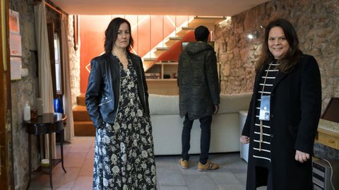 En la imagen, Andrea Lago, trabajadora social de Critas, y Yolanda Snchez, delegada diocesana de la Pastoral Penitenciaria, en la casa de libertad, la vivienda que est destinada a las personas que acaban de finalizar su condena
