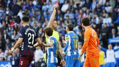 Orellana Cid, en el momento de expulsar a Yeremay en el D�por-Eibar