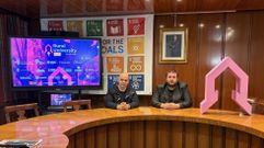 Josu G�mez y Xos� Miguel Perez, junto al cohete rosa, logotipo del campus universitario rural de San Xo�n de R�o.