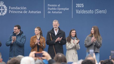 Los Reyes, la princesa Leonor y la Infanta Sof�a durante el acto de entrega del premio al ?Pueblo Ejemplar de Asturias 2025, a 25 de octubre de 2025, en Valdesoto, Sieto, Asturias (Espa�a). El Premio al Pueblo Ejemplar de Asturias 2025 ha sido concedido a la parroquia de Valdesoto, que pertenece al concejo asturiano de Siero