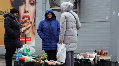 Un puesto de alimentos en una calle de Mosc&uacute;