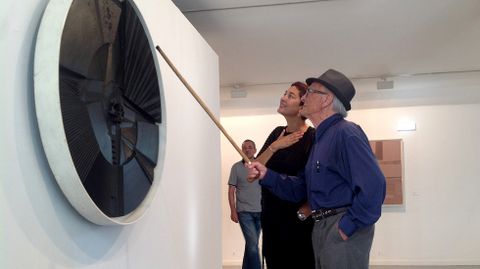 Mieres y Lydia Santamarina, ante un �leo del pintor