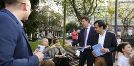 Feijoo se dio un paseo por Ferrol tras reunirse con entidades sociales en el Parador. 