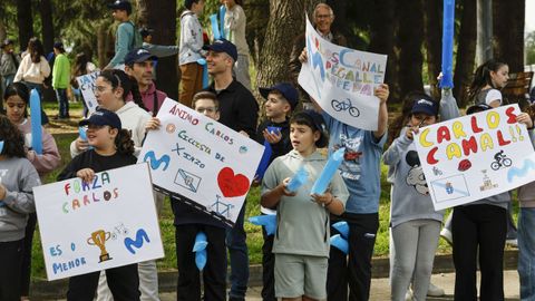 Los m�s peque�os de Xinzo salieron con sus pancartas de apoyo al ciclista local, Carlos Canal