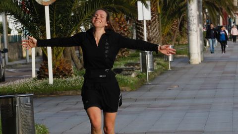 Gente paseando o haciendo deporte por el Paseo Mar�timo de Covas en Viveiro