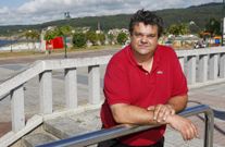 O rexedor laxense, Jos� Manuel Mouzo Casti�eira, posa xunto ao paseo mar�timo do casco urbano. 