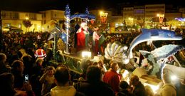 Momento de la llegada de la cabalgata de los Reyes a la plaza Garc�a Hermanos de Betanzos ante cientos de vecinos. 