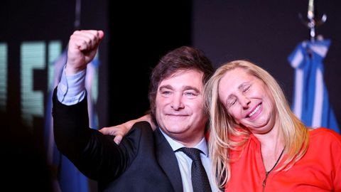 El ultralibertario Javier Milei, presidente electo de Argentina, y su hermana Karina, tras conocerse su victoria