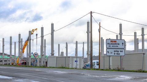 Obras del��rea comercial de O Vao, al lado del peaje de la AP-9 y a orillas de la carretera de Vilagarc�a.