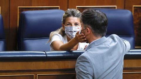 Yolanda Daz Prez conversa con Gabriel Rufin, durante la sesin de control al Gobierno en el Congreso.