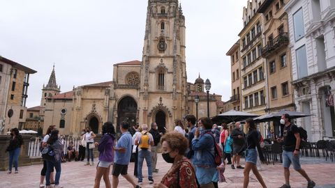 Personas paseando por el centro de Oviedo