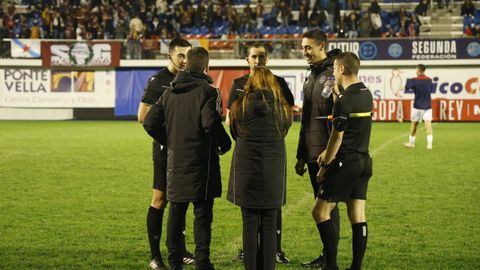 Los colegiados del partido en el campo de O Couto.
