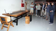 El artesano Fran Mill�n explic� a los presentes el proceso de elaboraci�n de sus muebles.