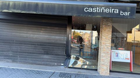 Estado en el que qued� el cierre del bar, contra el que se empotr� el coche de los ladones.