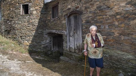 Amable Gord�n ante unos antiguos sequeiros de casta�as 