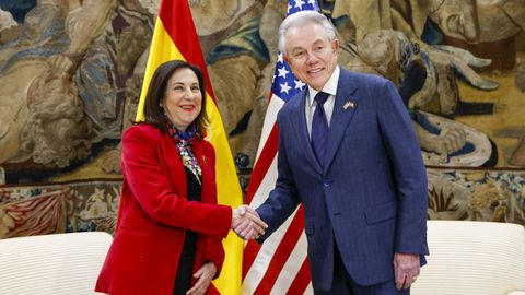 La ministra de Defensa Margarita Robles y el�nuevo embajador de Estados Unidos, Benjam�n Le�n.