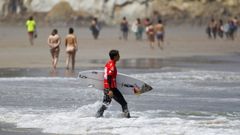 Estampa surfera en la concurrida playa de Pantn, en el verano de Valdovio.