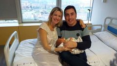 Loa alcaldes de Ponga y Llanera, Marta Alonso y Gerardo Sanz, con su hija Yoanna en brazos