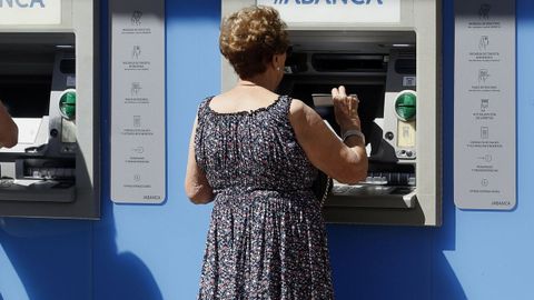 Una mujer actualizando la cartilla en un cajero autom�tico.