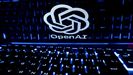 Logo de OpenAI sobre el teclado de un ordenador