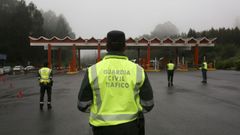 Guardias civiles preparados para realizar un control de drogas y alcohol en el peaje de la AP-9 en Fene.