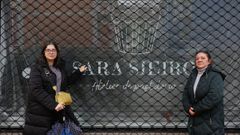 Sara Sieiro y Leticia Caraballo, en la puerta del que fue su negocio en Pontevedra
