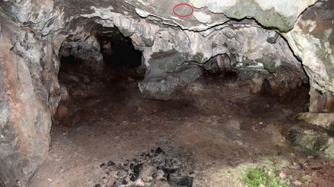 Sala vestibular de la cueva del Sofox I con indicacin del grabado en el techo