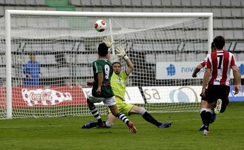 Adem�s de los tres goles anotados, el Racing tuvo alguna oportunidad clara m�s como esta del c�ntabro Jorge Rodr�guez que no acab� en el fondo de la red por muy poco.