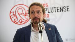 El vicepresidente segundo del Gobierno, Pablo Iglesias, conversa con los periodistas a su llegada a los cursos de verano de la Universidad Complutense de Madrid