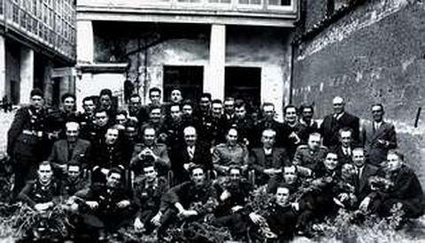 Sesenta y cinco a�os despu�s. Foto tomada en el a�o 1945 en el patio del antiguo Hotel Palace de Monforte, situado en la calle Cardenal, donde se ubica actualmente la cafeter�a Lienzo. Los ferroviario