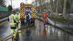 Emerxencias Ribadavia, limpiando la zona inundada de A Veronza tras la borrasca Nils.