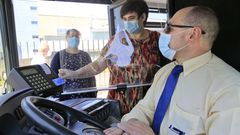 Viajeros entrando en un autob�s en Lugo