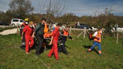Personal de emergencias evac�a a un deportista herido en una ca�da en la Fervenza das Pedreiras, en Folgoso do Courel, en un accidente ocurrido en noviembre del 2022