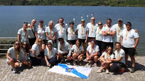 Los deportistas del club pontés, en el pantano de As Conchas, en Muíños, donde se disputó el campeonato nacional