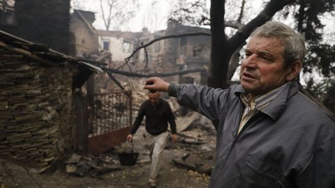 Antonio Gonzlez. Este vecino de O Pando vio como su casa qued calcinada. La colaboracin de vecinos, colectivos y administraciones le estn permitiendo recuperar su casa familiar, que espera tener lista a finales del prximo ao. La Xunta aporta 100.000 euros. Hace un ao estaba desolado e hoxe, ademais de contento, estou moi agradecido. 