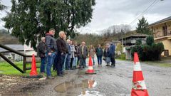 La diputada del PP Cristina Vega en Naraval (Tineo) junto a vecinos de la zona.